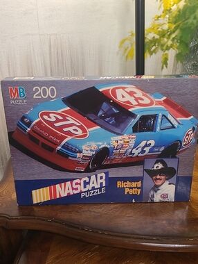 New in box! Nascar Collectible Richard Petty #43 200 piece jigsaw puzzle